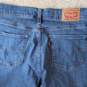 Levi's women's medium wash classic straight leg jeans - size 6M, W28, L30